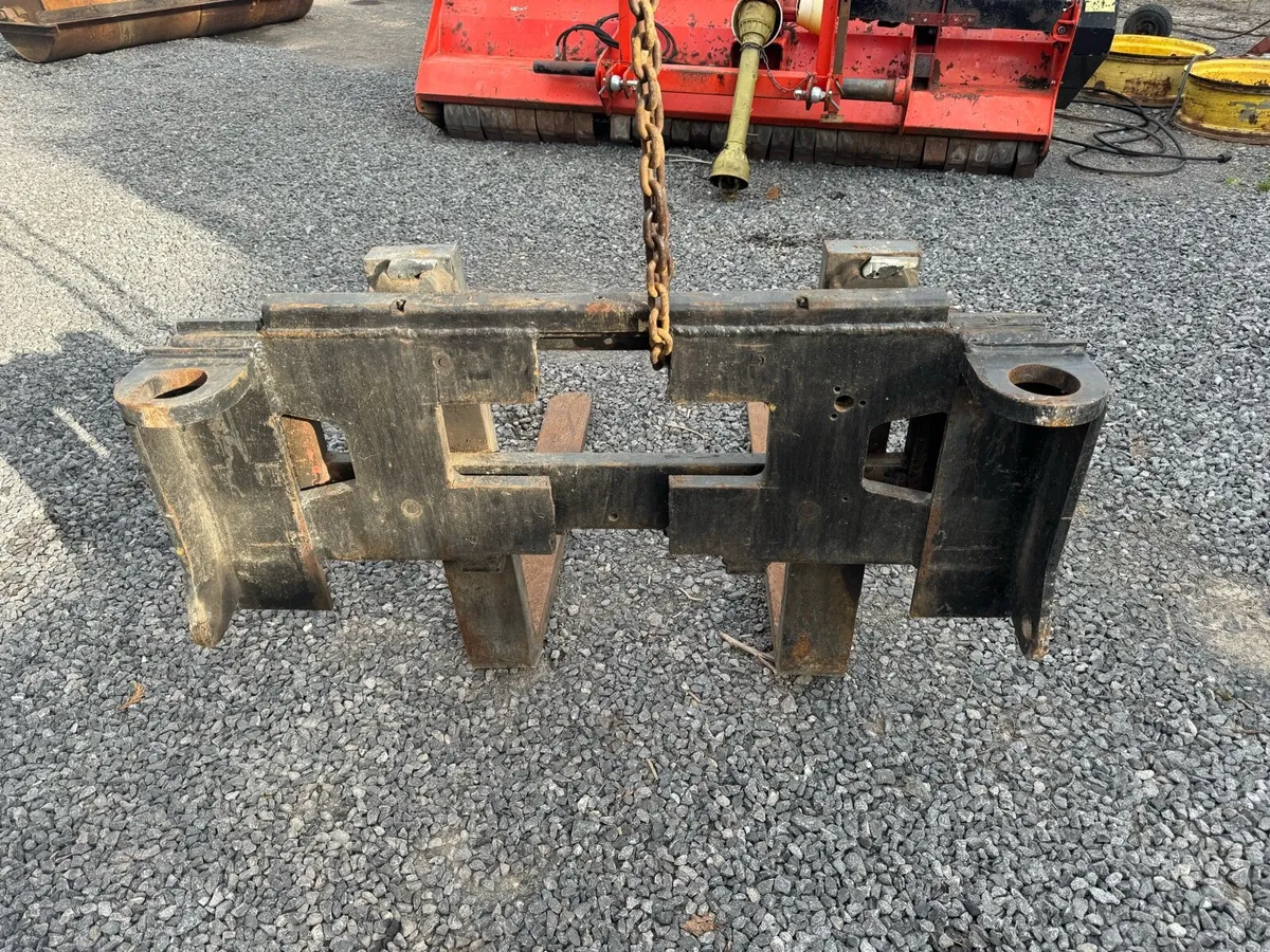 Bucket and forks pin and cone brackets - Image 4