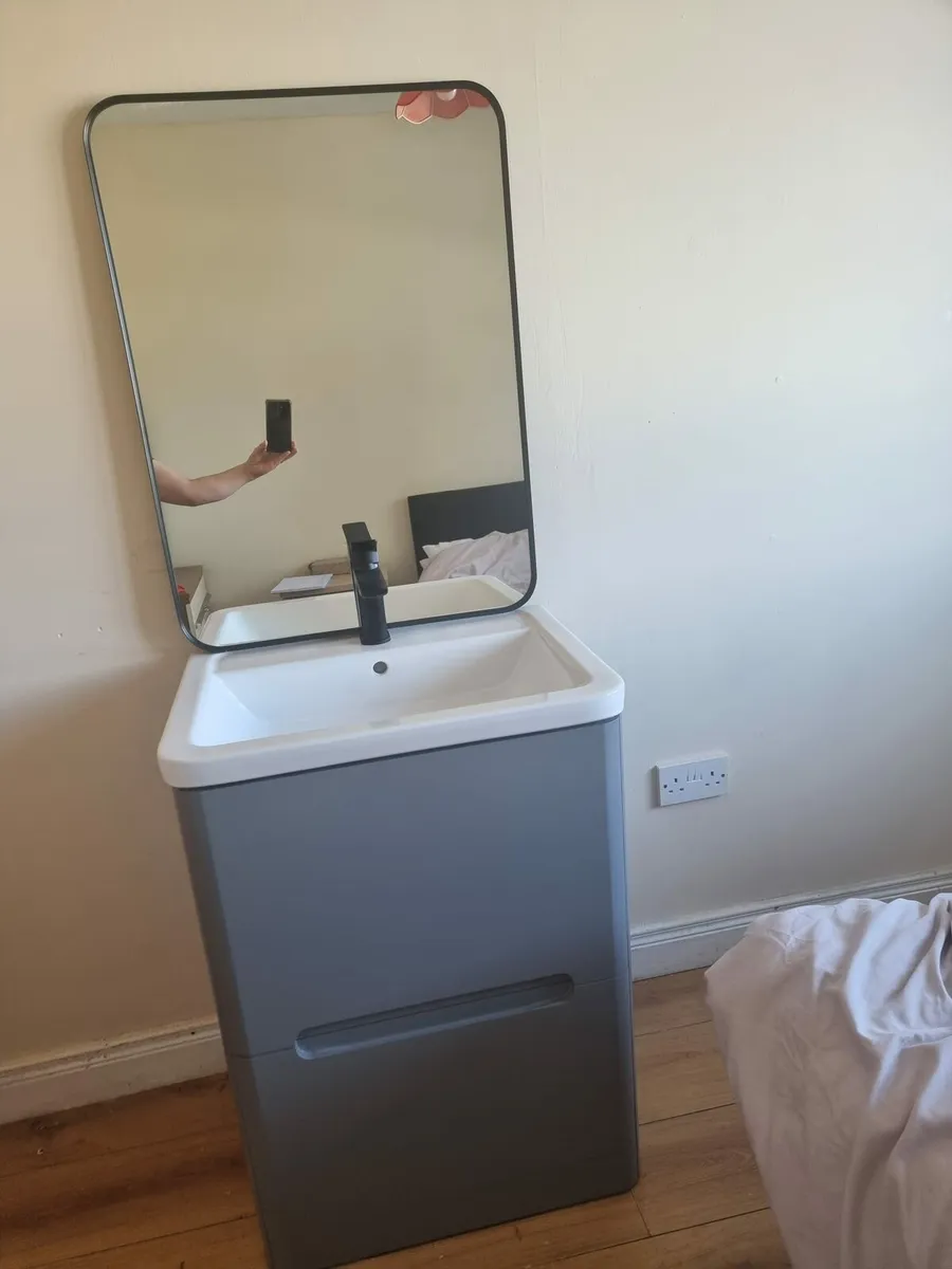 New Vanity unit and mirror - Image 1