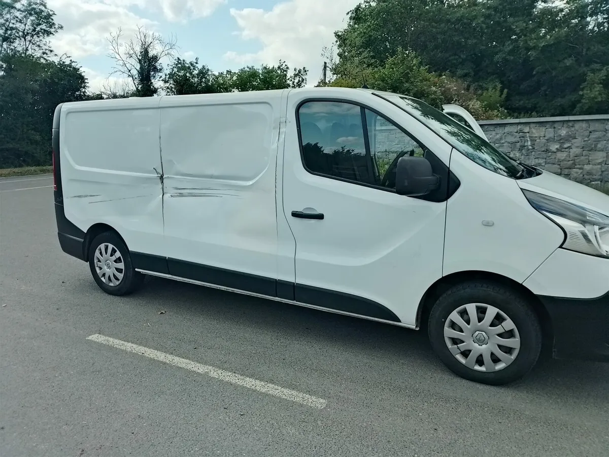 211 Renault Trafic - Side Damage - Image 2