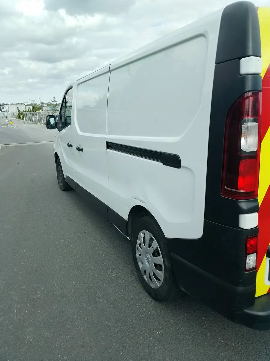 211 Renault Trafic - Side Damage - Image 3