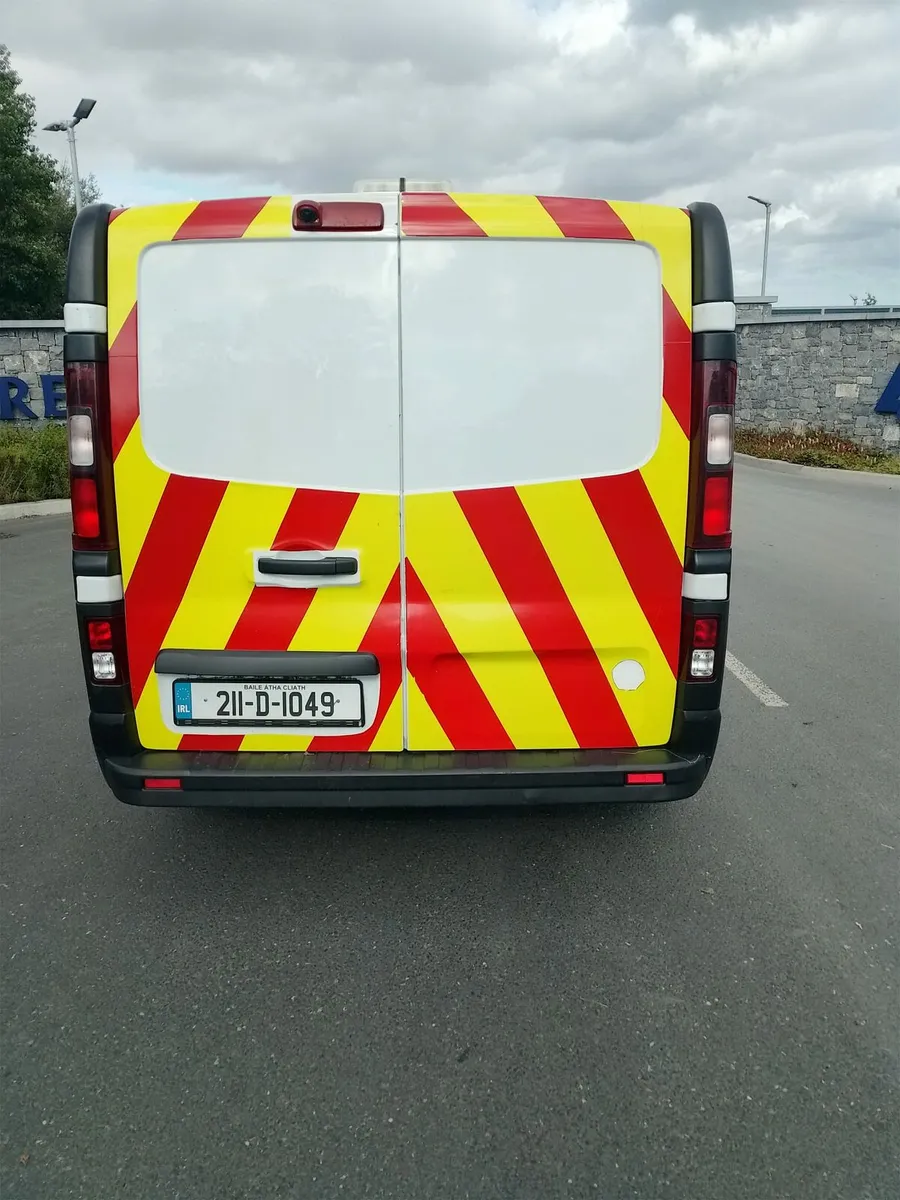 211 Renault Trafic - Side Damage - Image 4