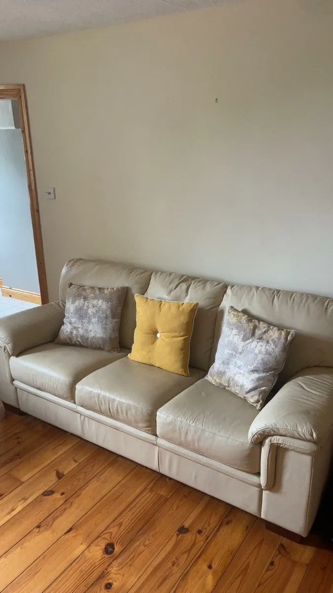 Cream leather 3+2 suite sofas - Image 1
