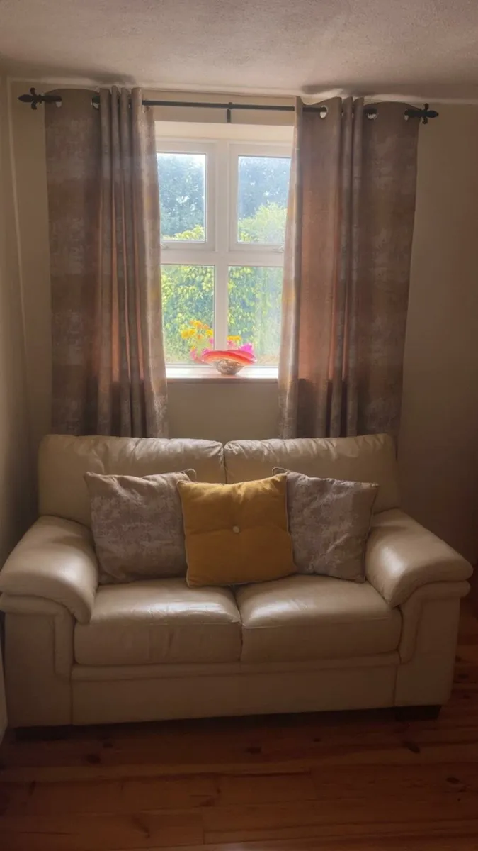 Cream leather 3+2 suite sofas - Image 2