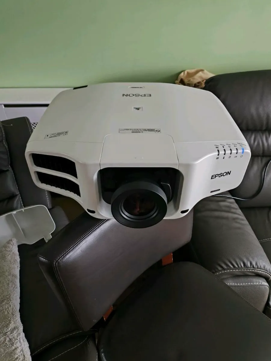 Epson projector - Image 1