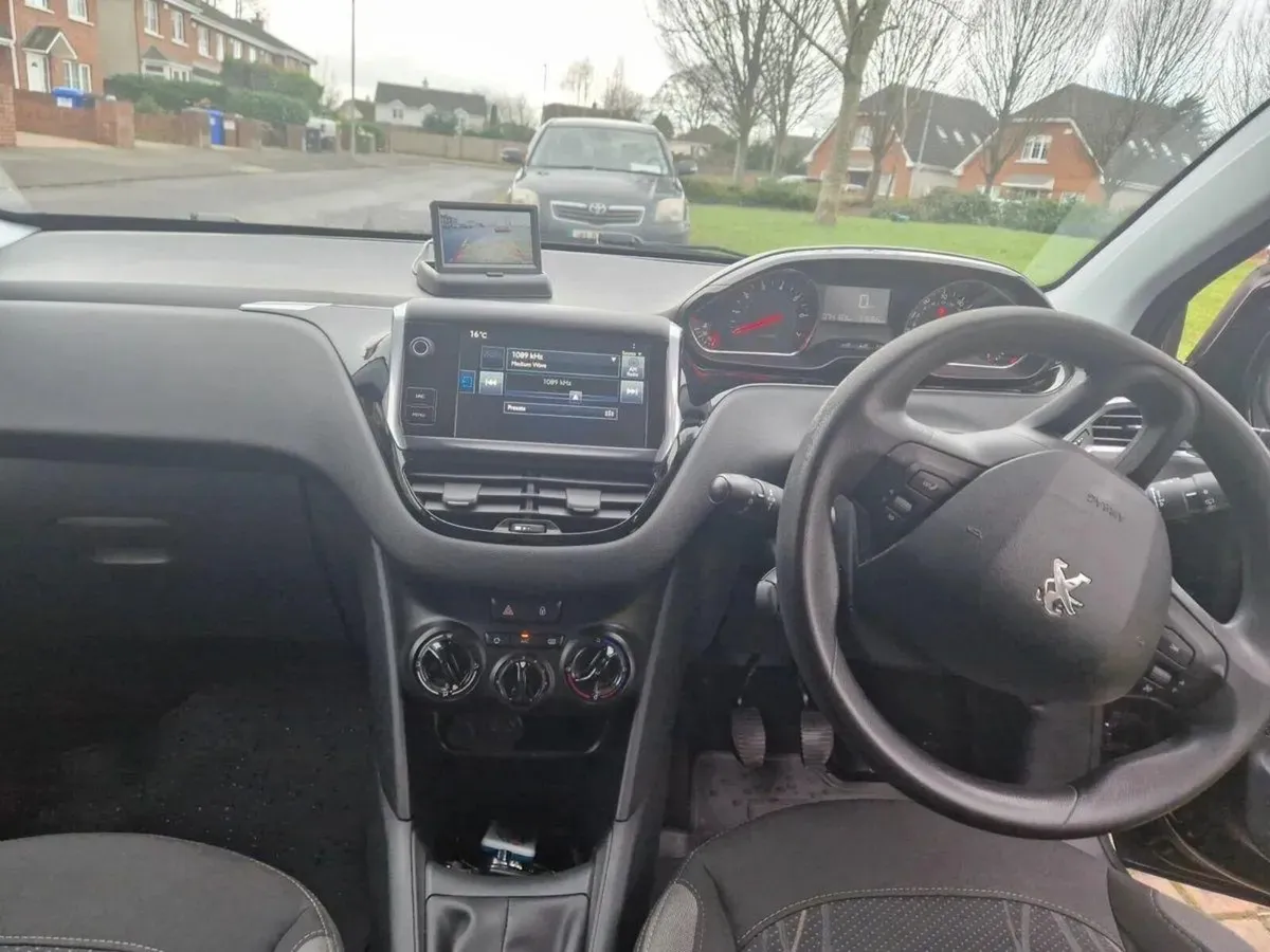 Peugeot 208 2015 - Image 3