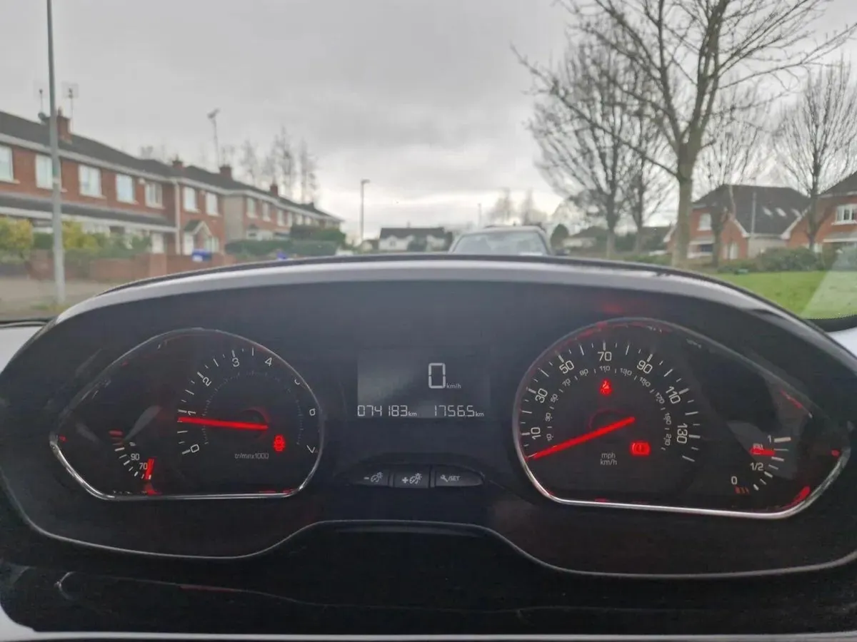 Peugeot 208 2015 - Image 4