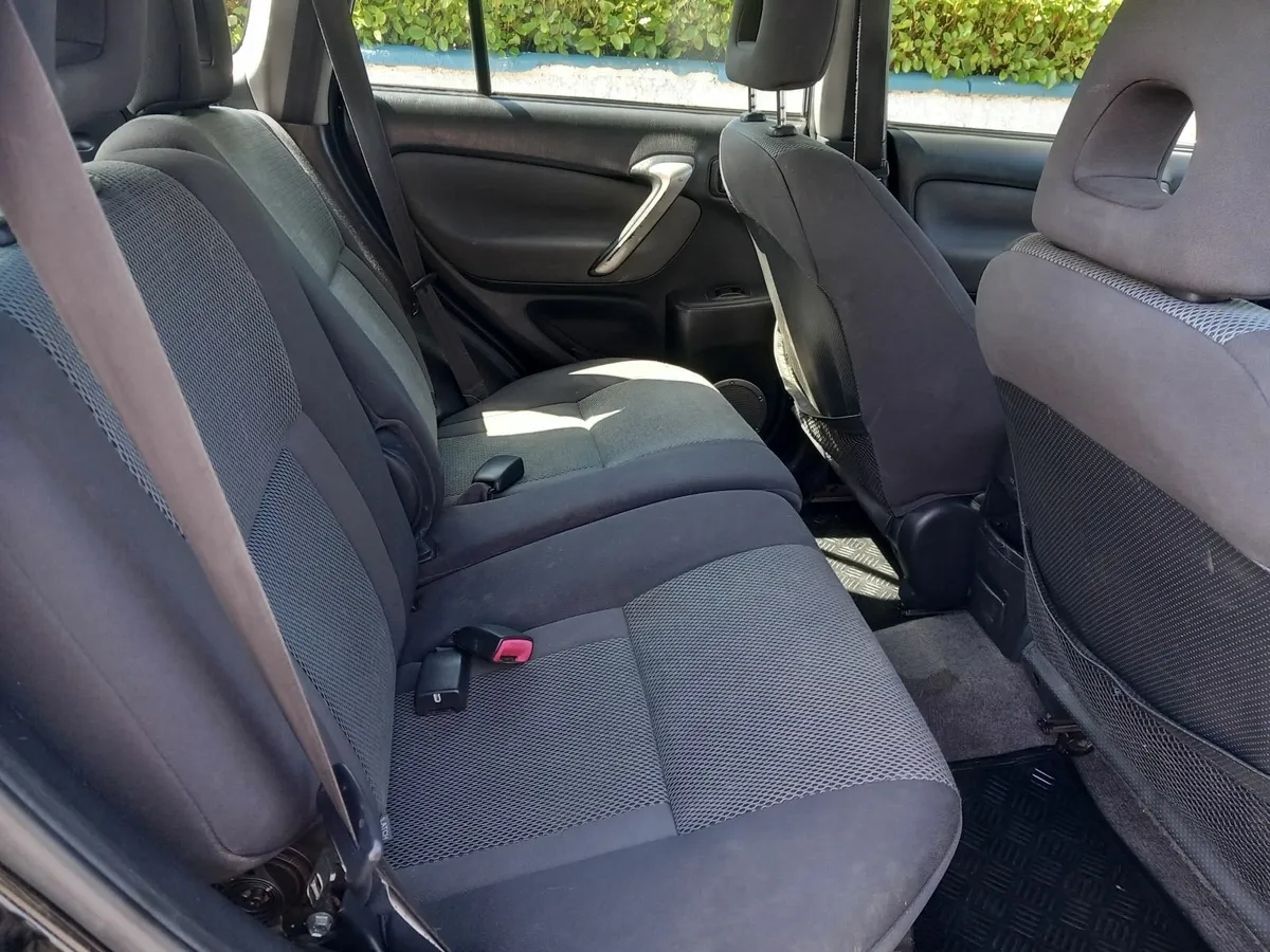 Toyota RAV4 2005 - Image 2