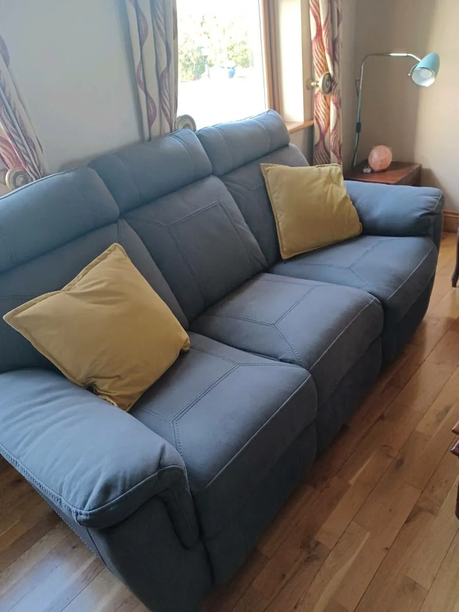 3 seater couch plus 2 recliner armchairs - Image 1