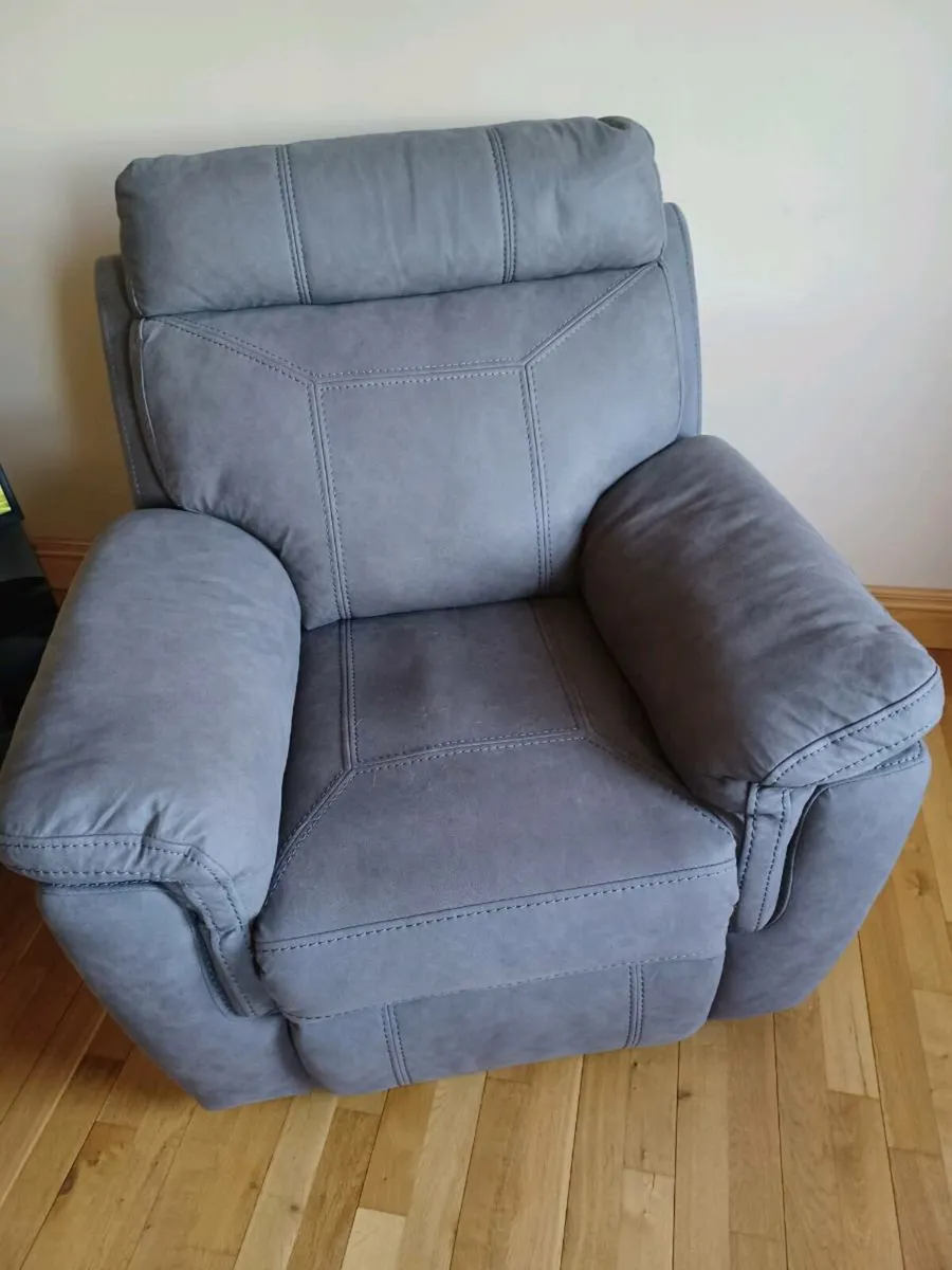 3 seater couch plus 2 recliner armchairs - Image 2