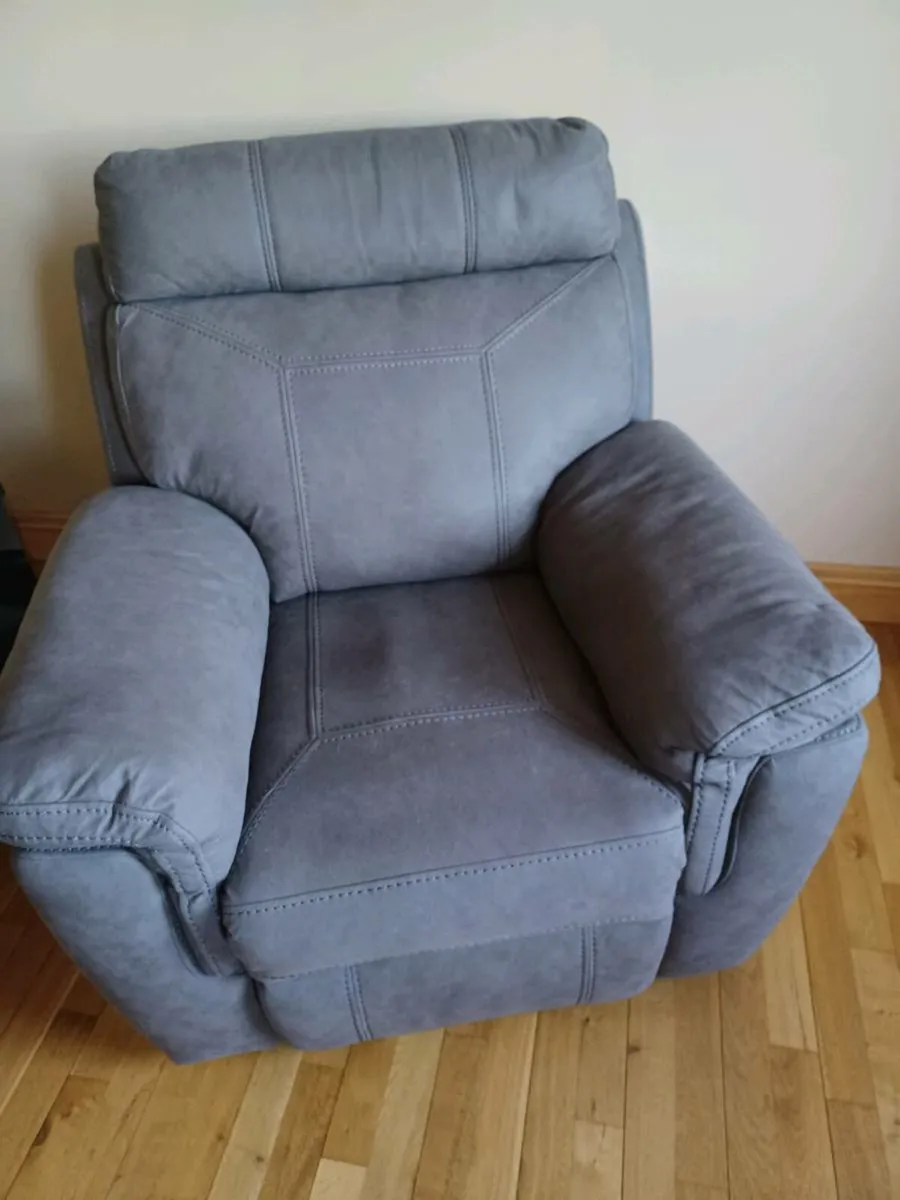 3 seater couch plus 2 recliner armchairs - Image 3