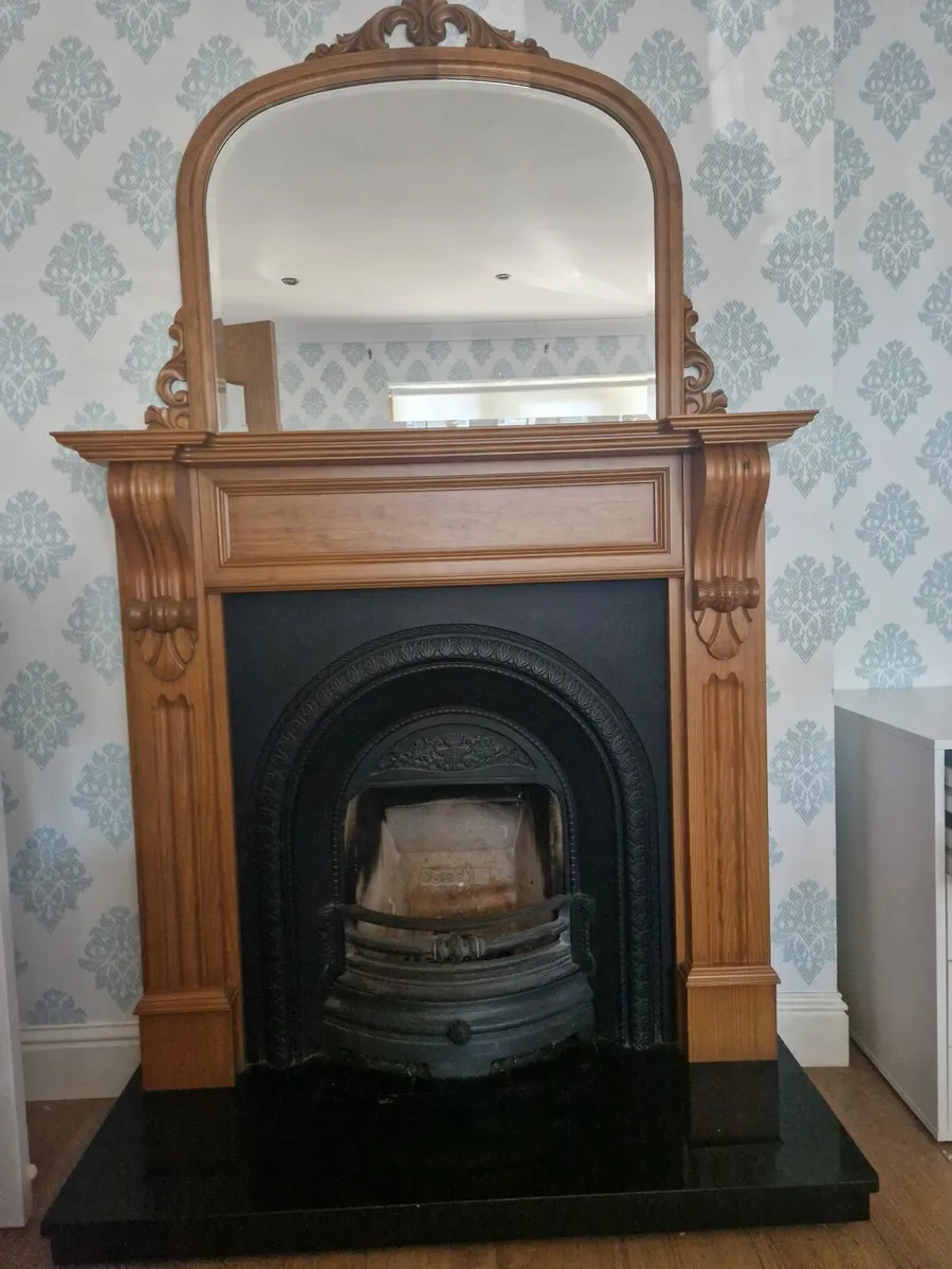Fireplace and mirror - Image 4