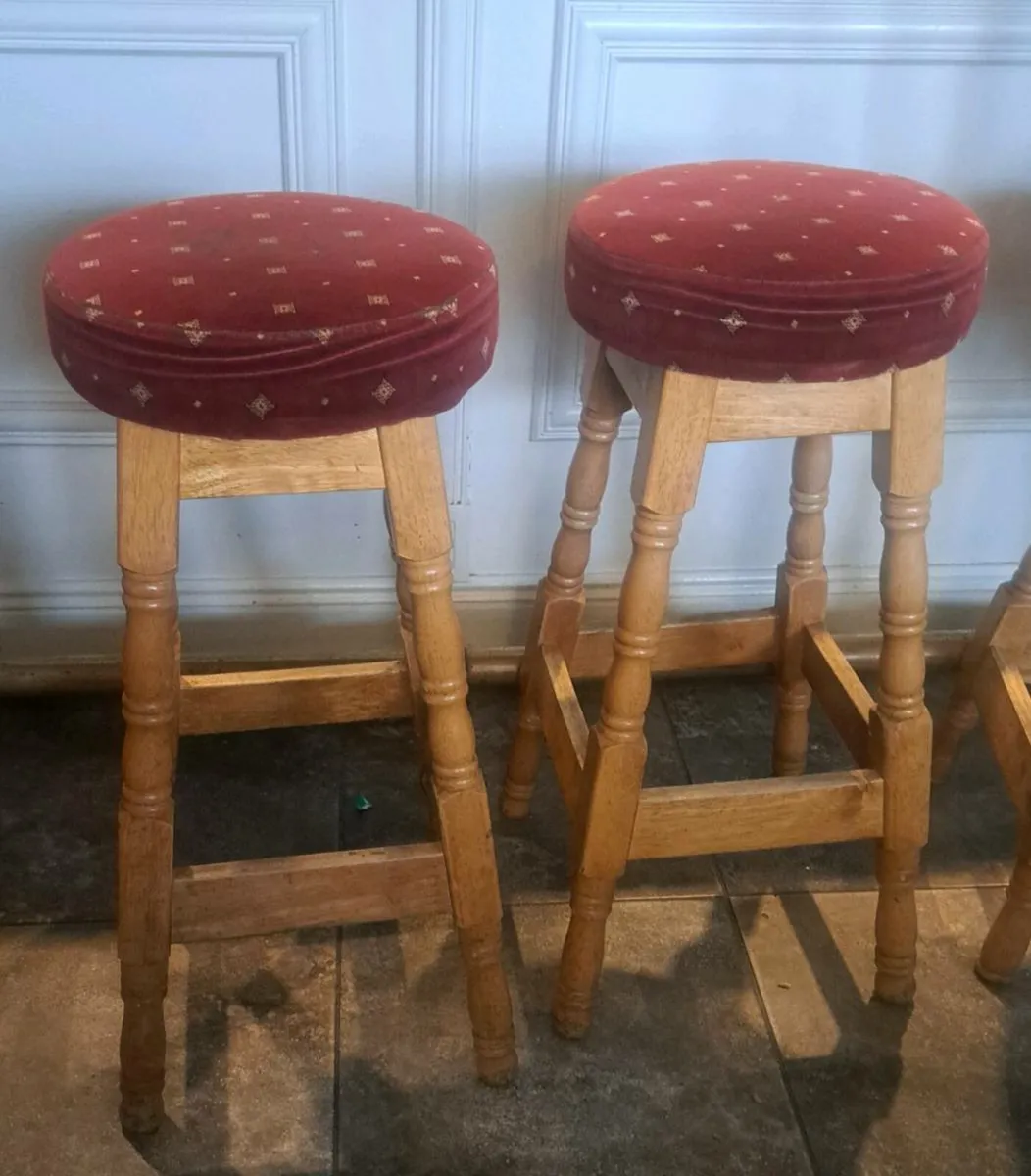 Bar stools and pews - Image 2