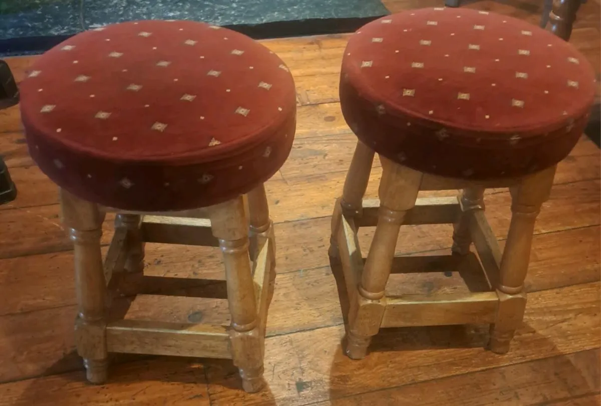 Bar stools and pews - Image 3