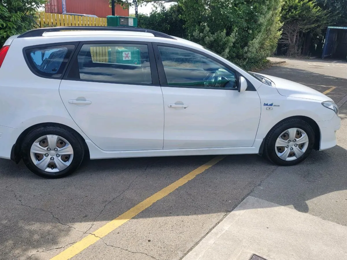 hyundai i30 van - Image 2