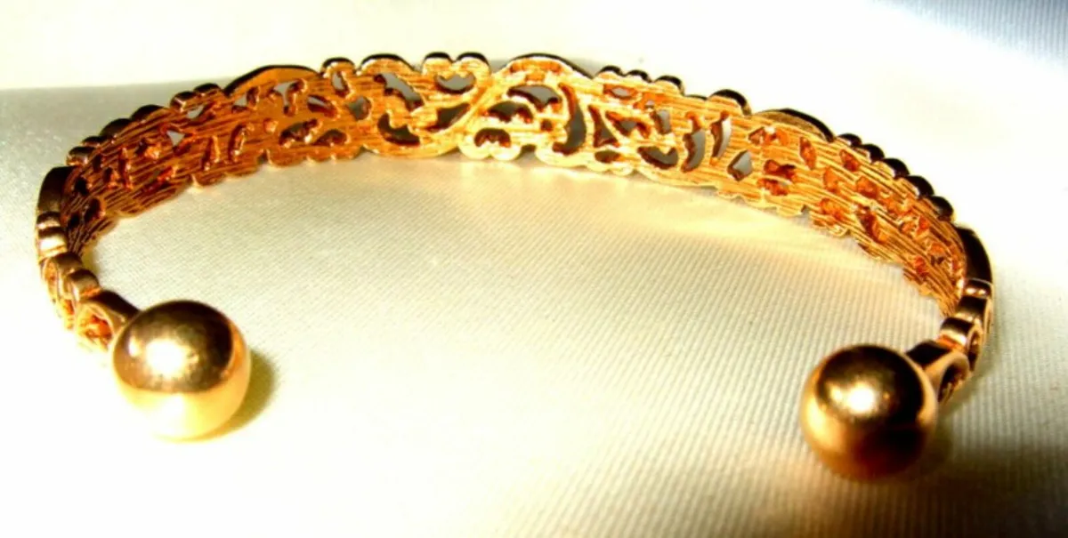 Vintage 9ct Filigree Openwork Torque Bangle - Image 2