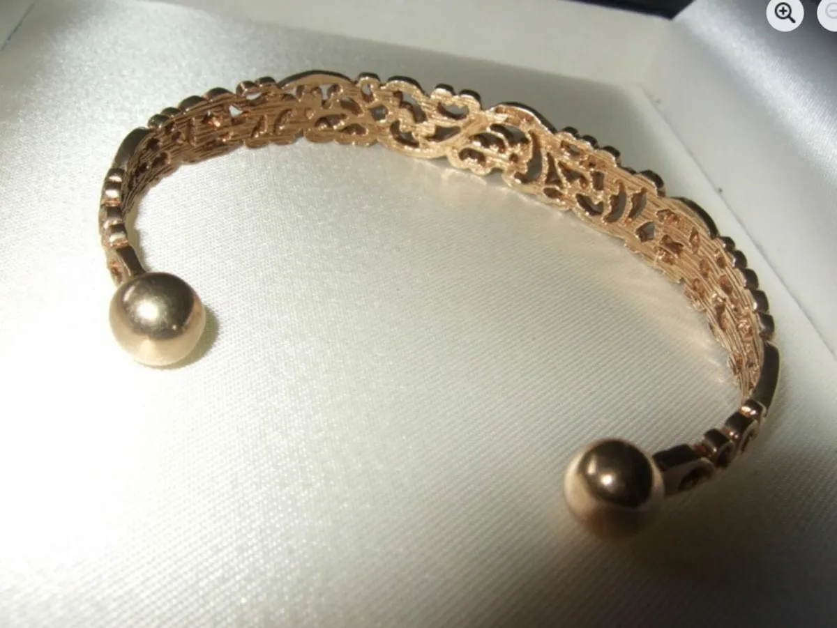 Vintage 9ct Filigree Openwork Torque Bangle - Image 3