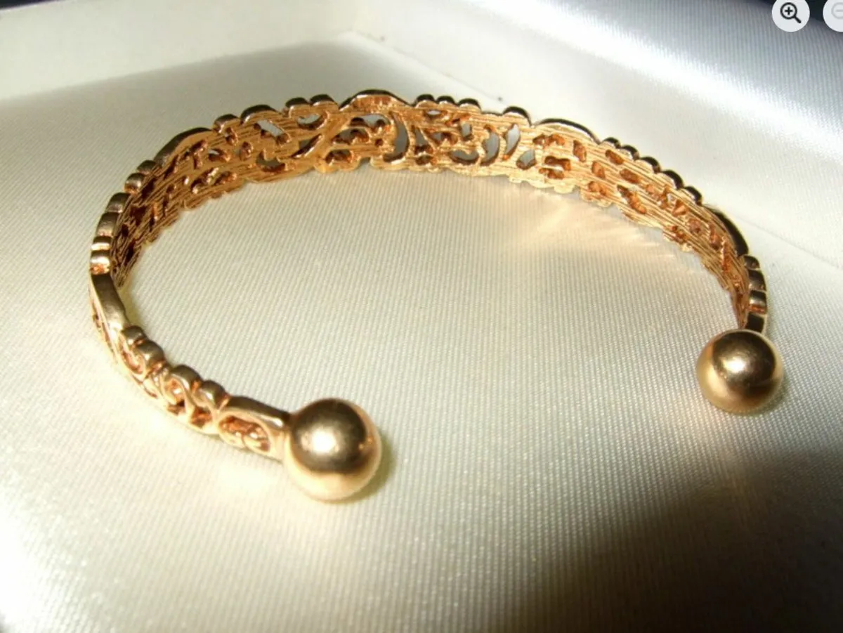 Vintage 9ct Filigree Openwork Torque Bangle - Image 4