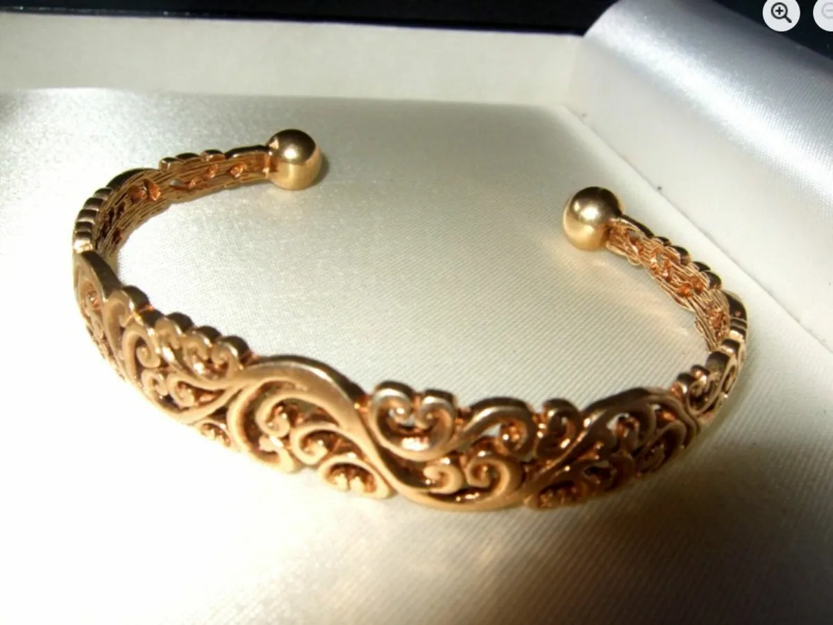 Vintage 9ct Filigree Openwork Torque Bangle - Image 1