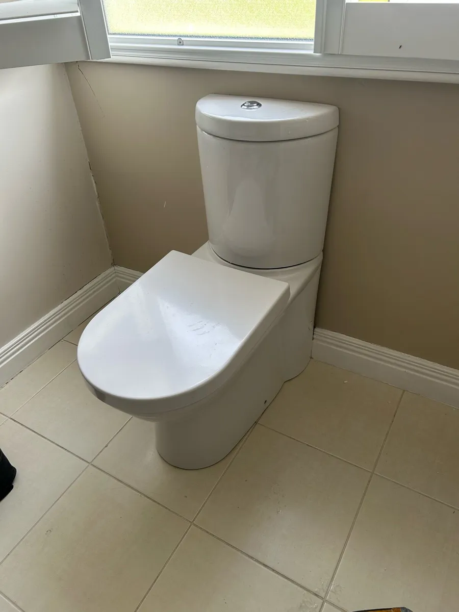 Bathroom suite - Image 1