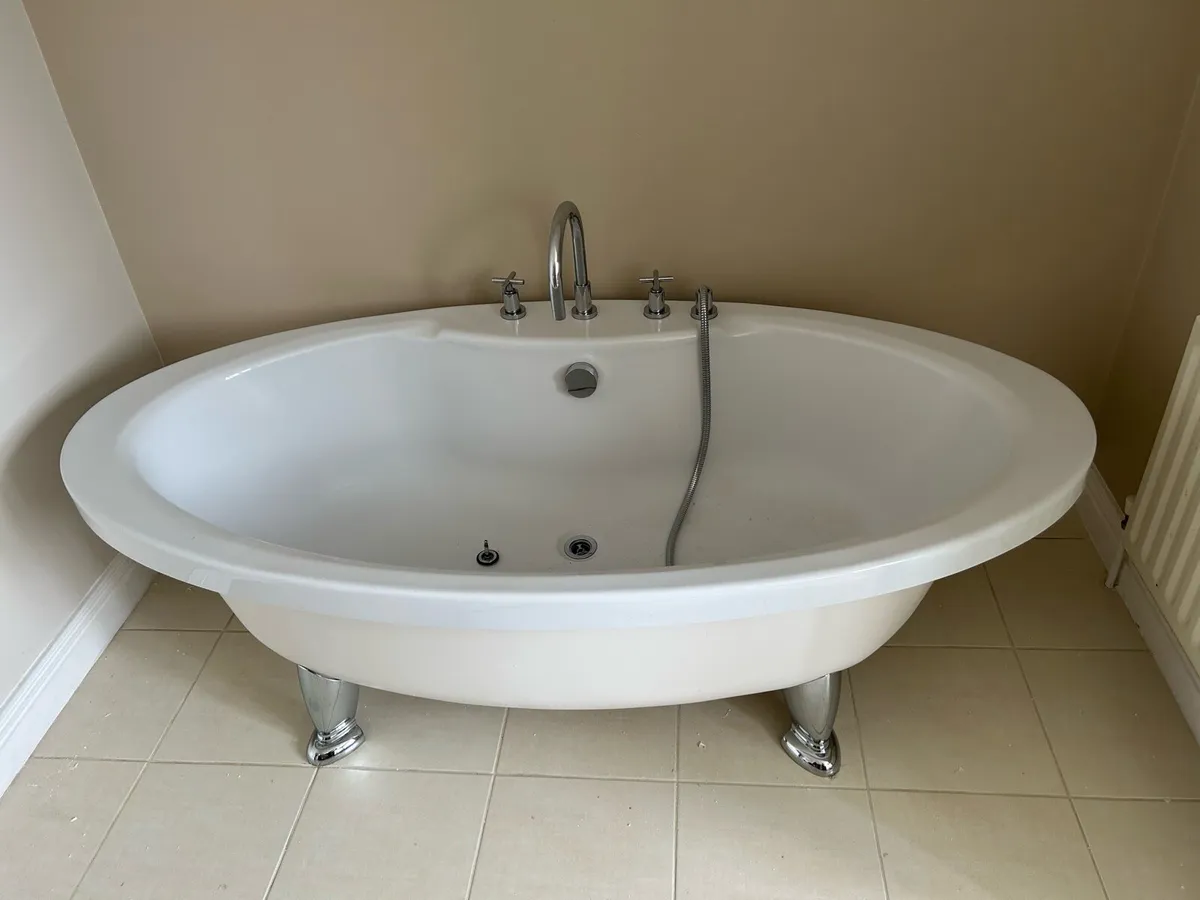 Bathroom suite - Image 2