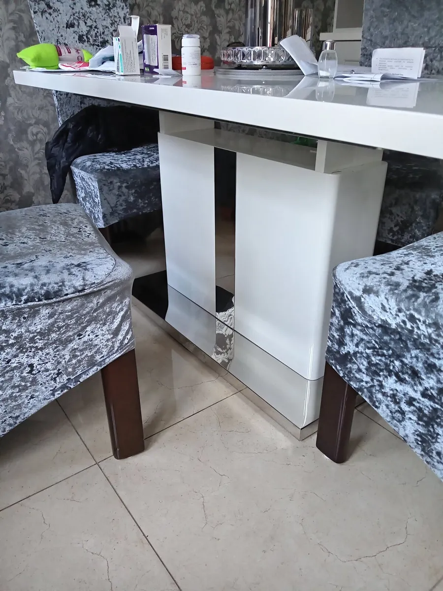 Kitchen table - Image 1