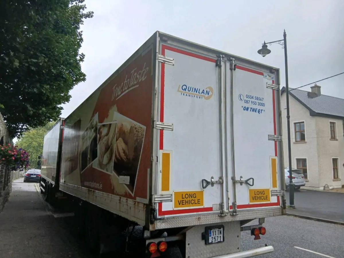 2011 Renault with drag - Image 3
