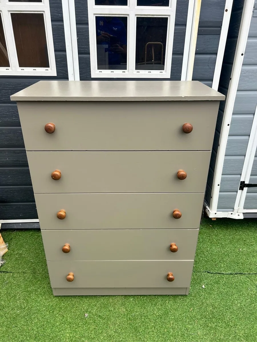 Chest of drawers