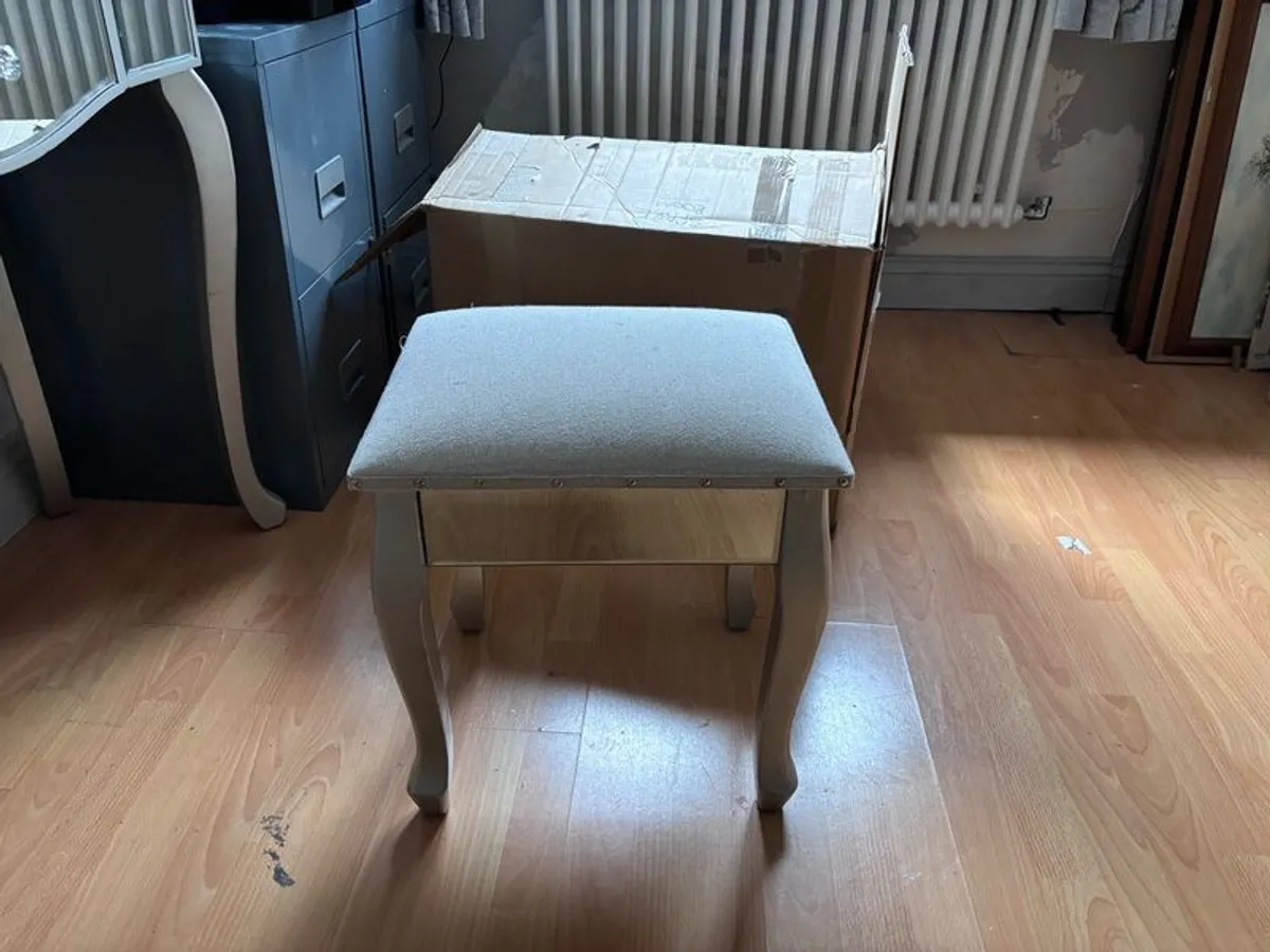 mirror dressing table and chair - Image 2