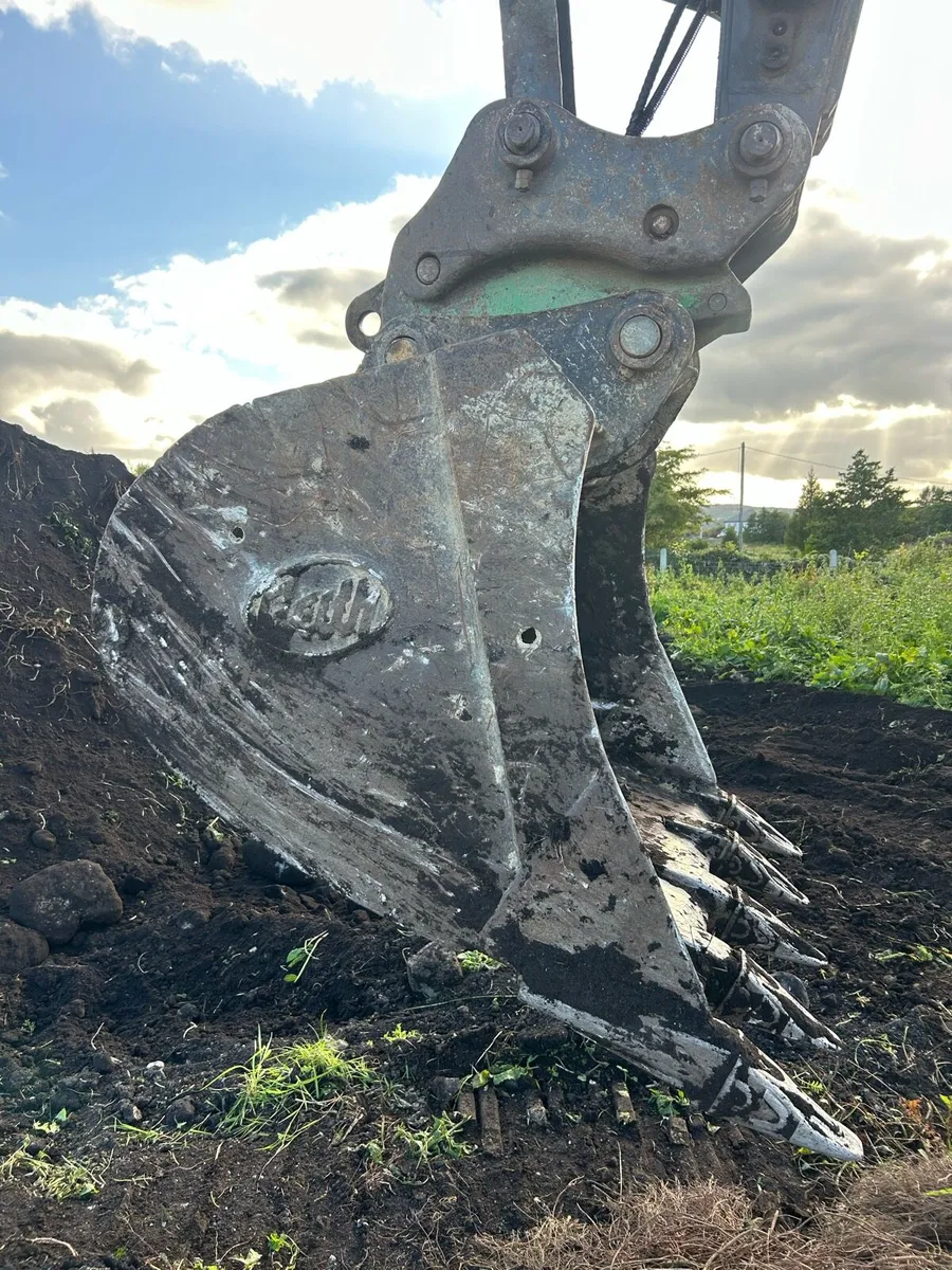 Geith digging bucket - Image 1