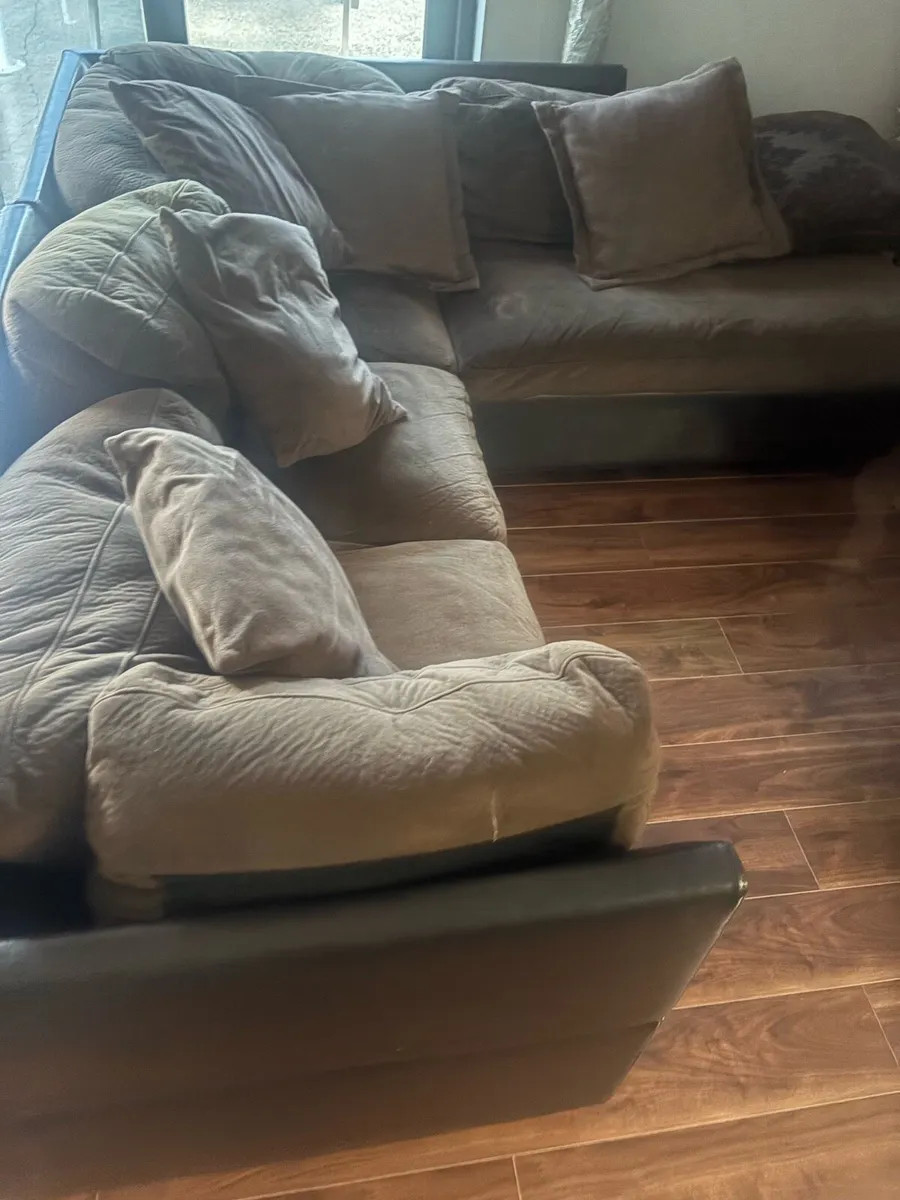 Corner couch - Image 1