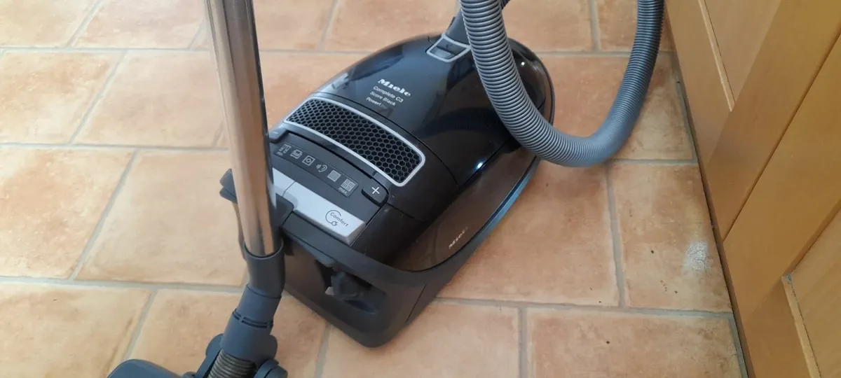 Miele vacuum cleaner - Image 1
