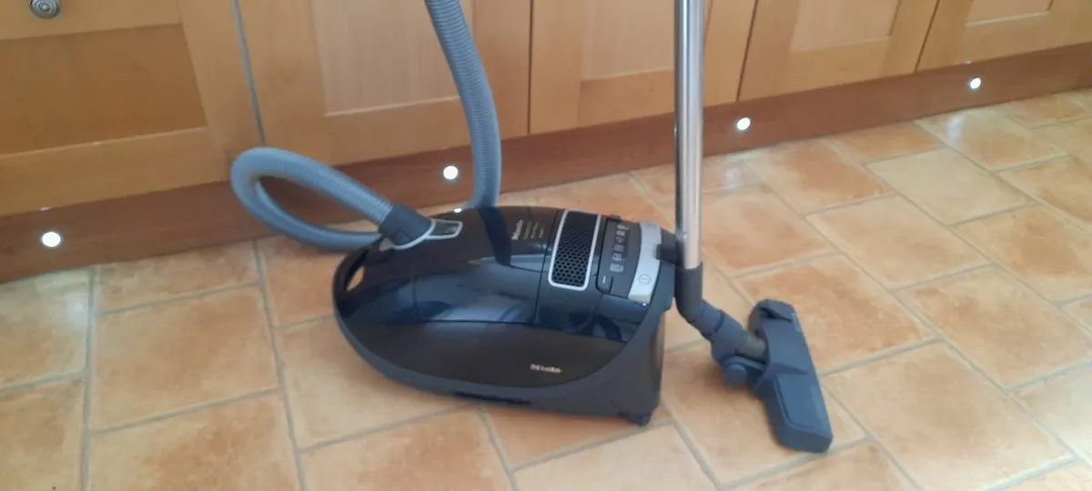 Miele vacuum cleaner - Image 3