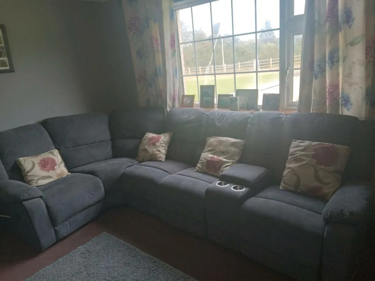 L shaped corner couch - Image 4