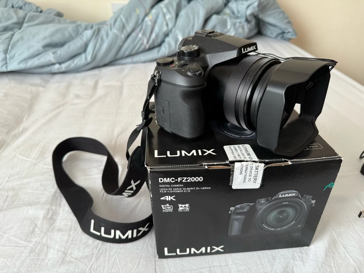 Panasonic LUMIX DMC-FZ2000 4K digital camera - Image 1