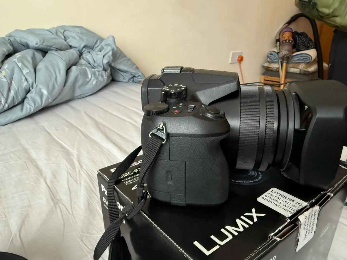 Panasonic LUMIX DMC-FZ2000 4K digital camera - Image 3