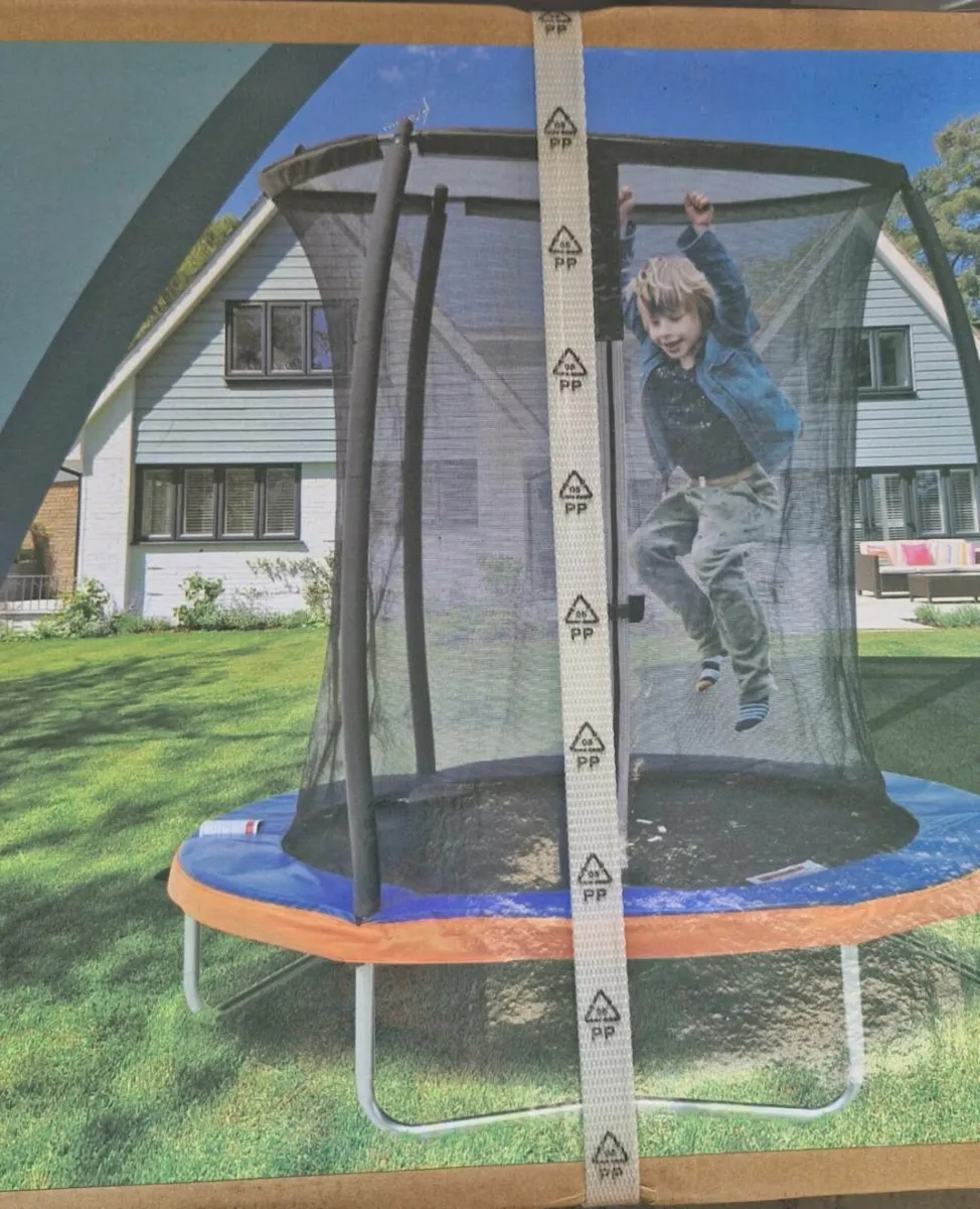 6 ft trampoline with enclosure, Brand new - Image 1