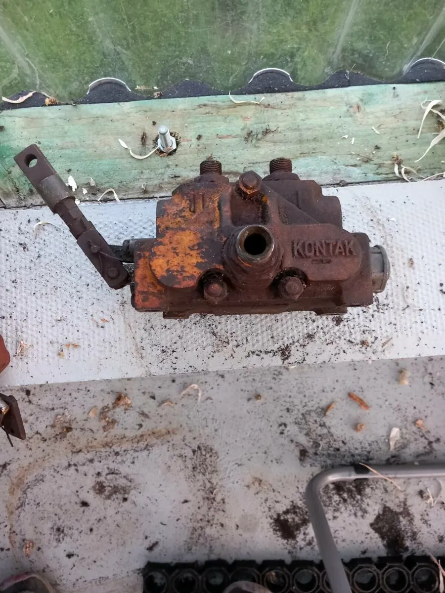 Hydraulic valve chests - Image 1