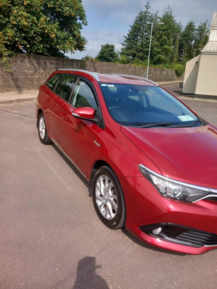 2017 Toyota Auris  Hybrid Touring Sports - Image 2