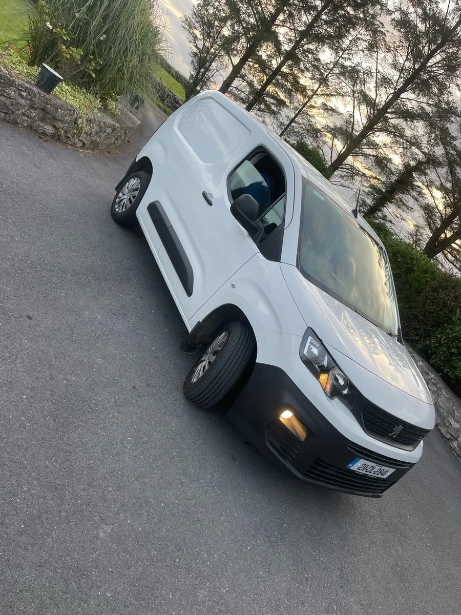 2021 Peugeot Partner - Image 1