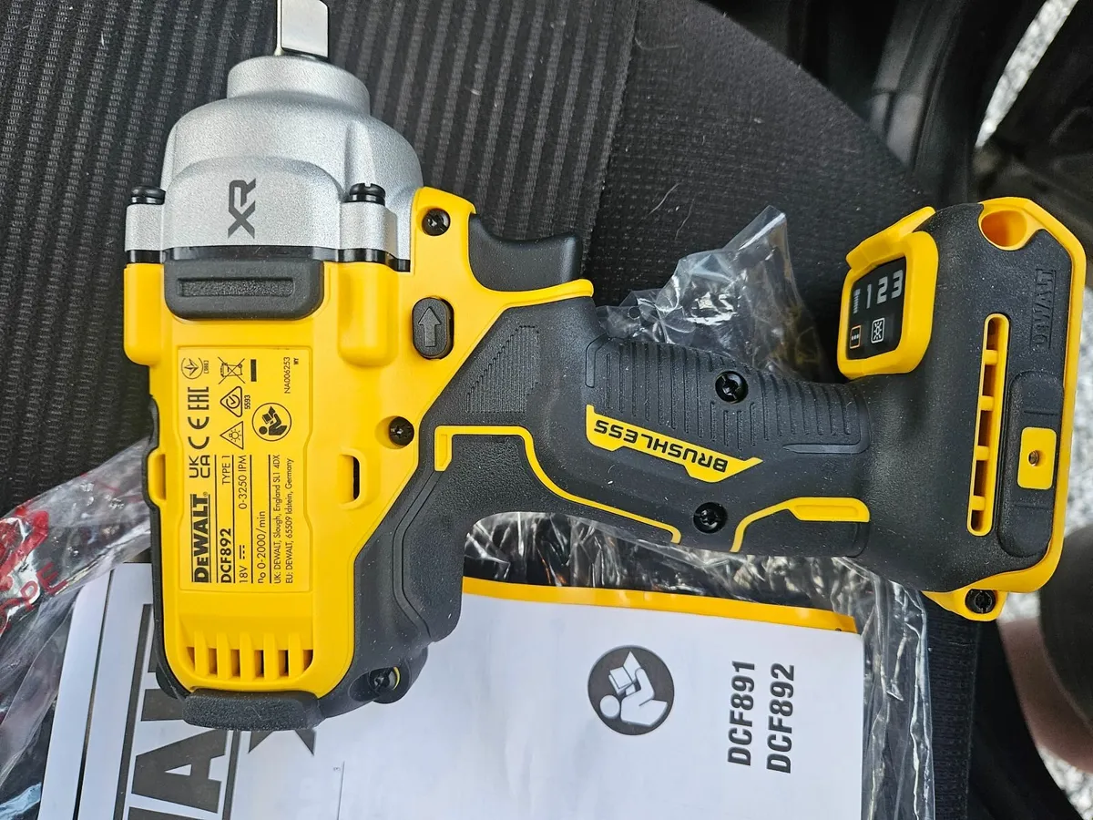 Dewalt DCF892 1/2" Impact wrench body only - Image 3