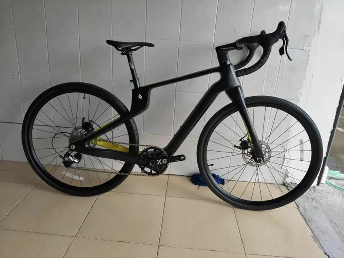 Bike with carbon frame - Image 1