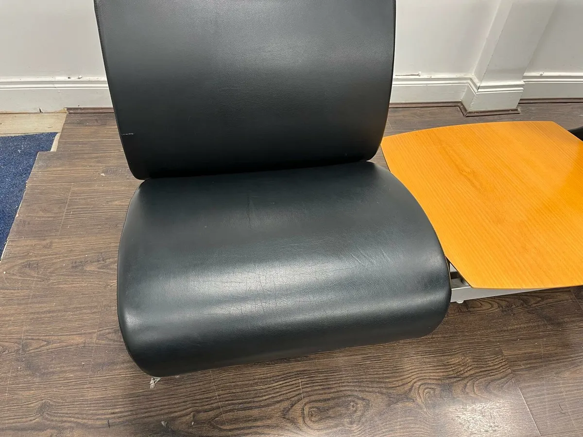 Leather seats with center table - Image 2