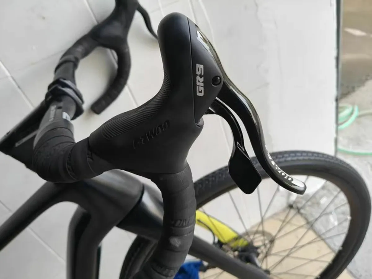 Bike with carbon frame - Image 2