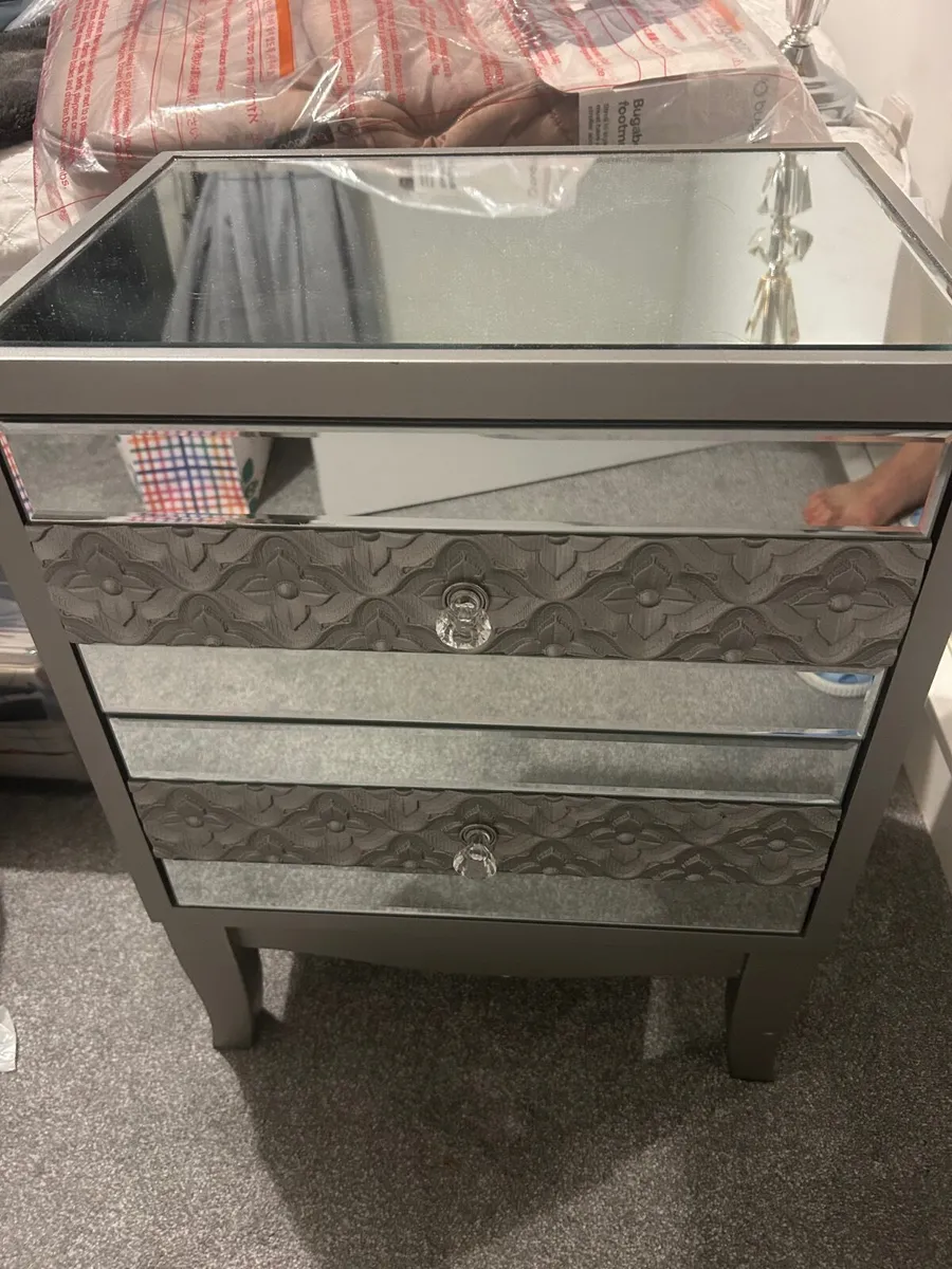 Bed side locker x 2 - Image 1