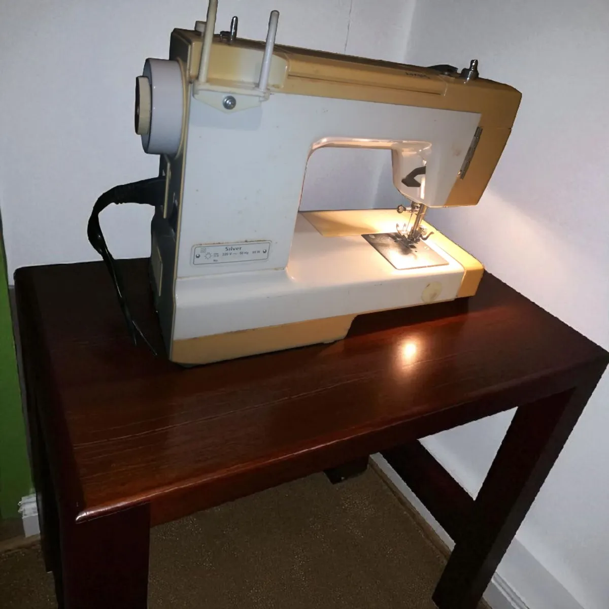 Silver 502 sewing machine - Image 2