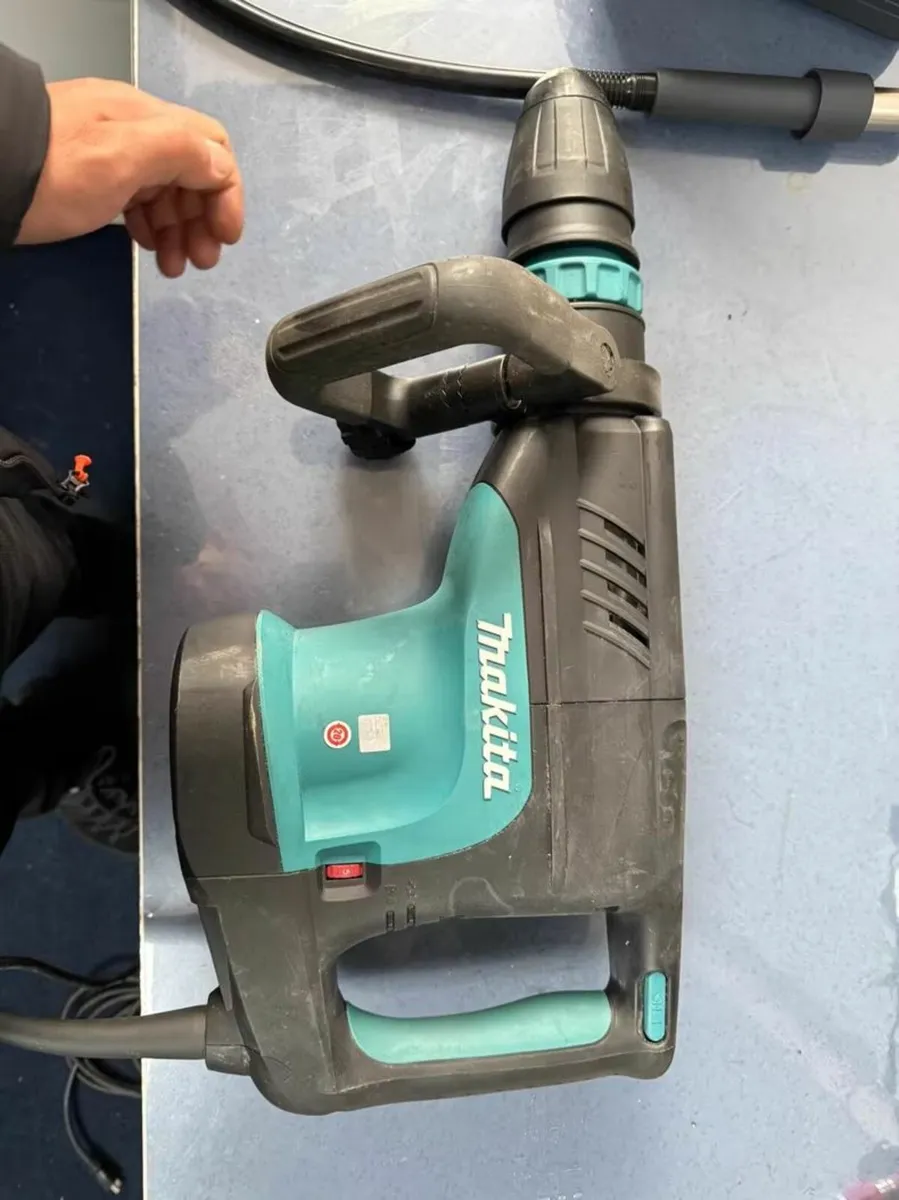 Makita HM1203C/HM1205C Demolition Hammer - Image 1