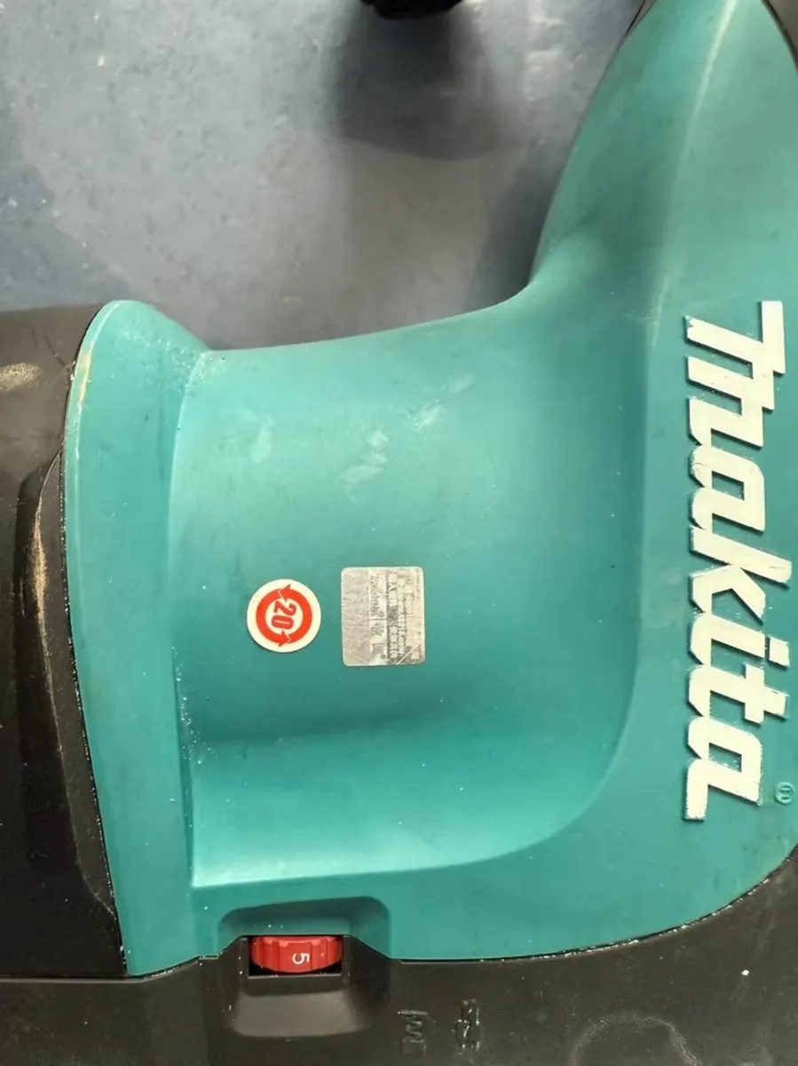 Makita HM1203C/HM1205C Demolition Hammer - Image 2