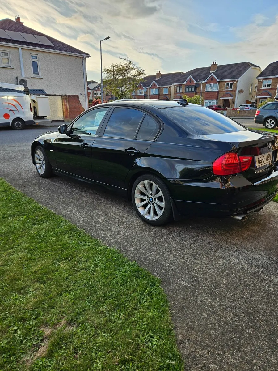 BMW 3-Series 2009 - Image 4