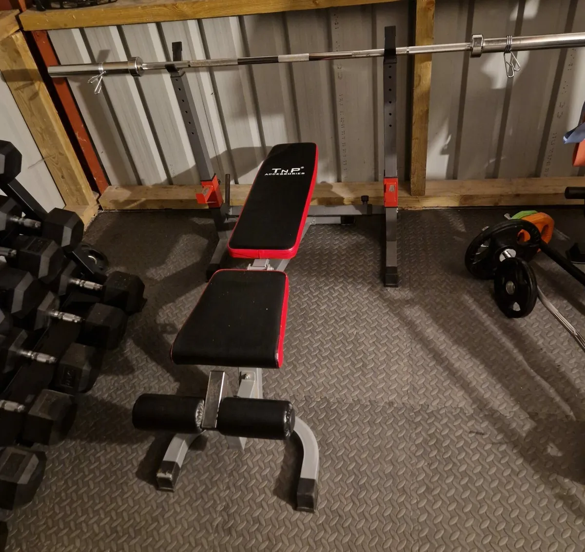 Gym bench / squat stand/20kg barbell - Image 1