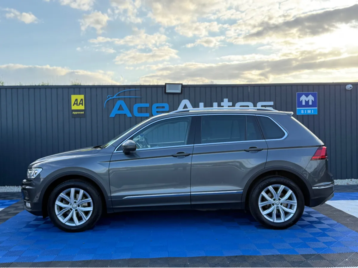 Volkswagen Tiguan HIGHLINE **SUNROOF** 2.0L DIESEL - Image 4